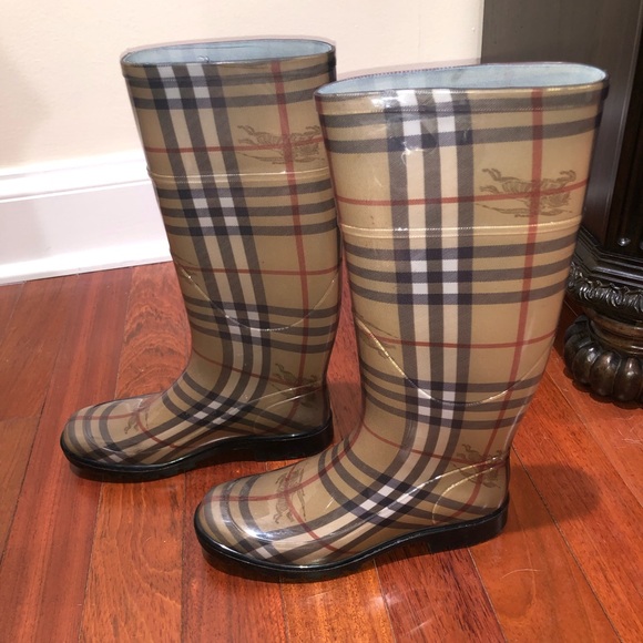 Authentic Burberry rain boots - Picture 2 of 4